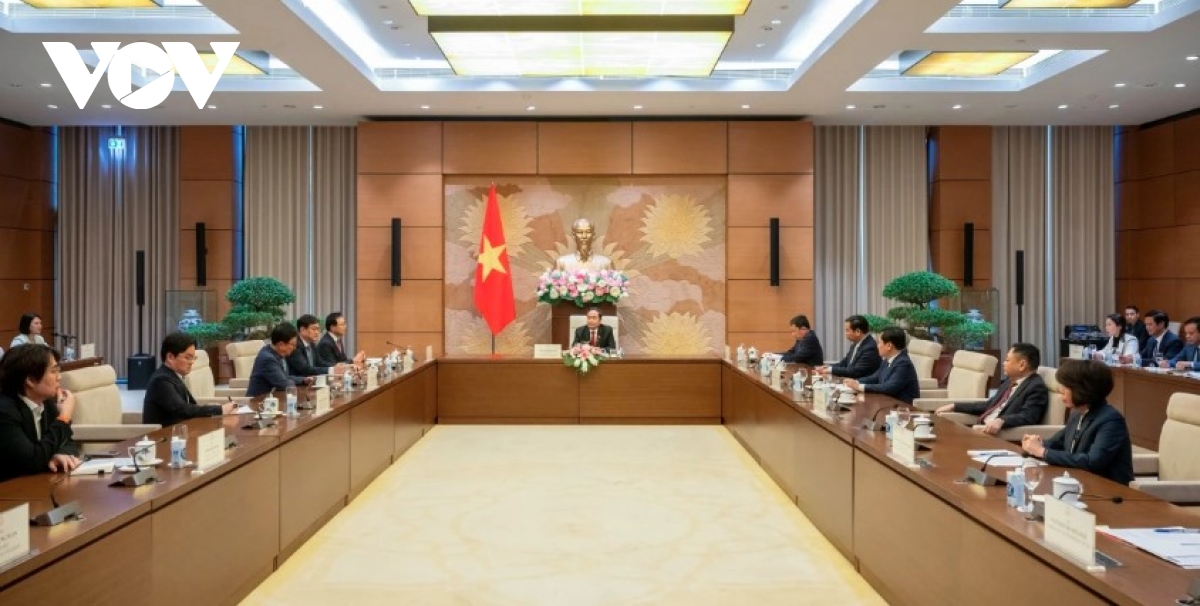 Top Vietnamese legislator hosts Samsung Vietnam's leader